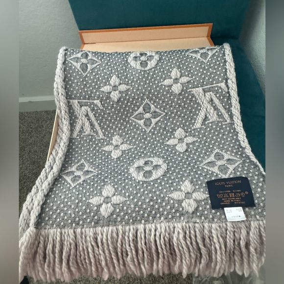 Authentic Logo Mania Scarf Louis Vuitton - Picture 5 of 14